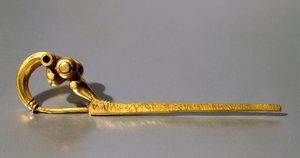 Fíbula, de Palestrina con la inscripción 